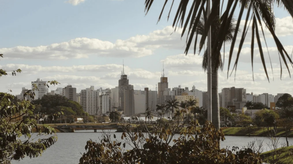 A cidade com a 2ª maior fonte luminosa do Brasil e um dos maiores festivais de teatro do país