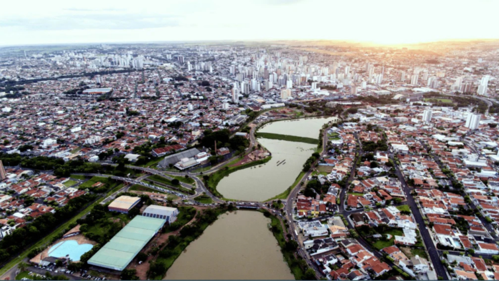 A cidade com a 2ª maior fonte luminosa do Brasil e um dos maiores festivais de teatro do país