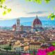 Vista panorâmica de Florença, com o Duomo e campanário, emoldurada por folhas e flores.