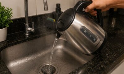 Jogar água quente com detergente na pia da cozinha antes de dormir: para que serve e por que muita gente adotou esse hábito