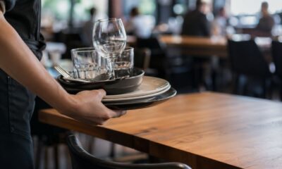 De acordo com a psicologia, pessoas que ajudam garçons a limpar as mesas demonstram empatia e consciência social