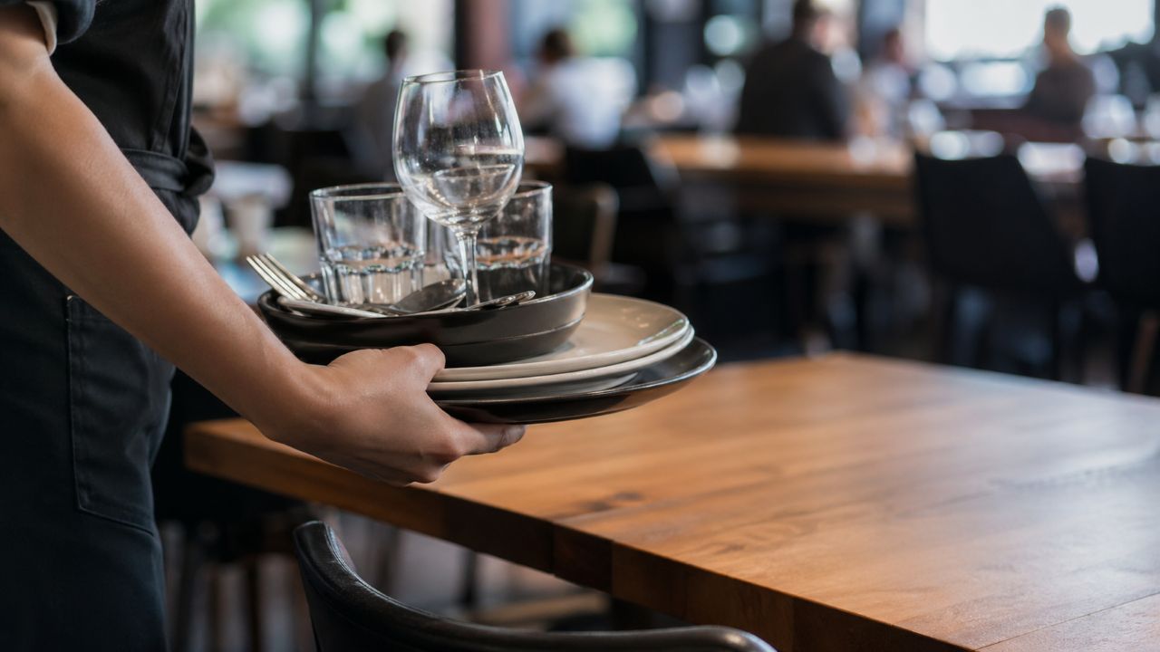 De acordo com a psicologia, pessoas que ajudam garçons a limpar as mesas demonstram empatia e consciência social