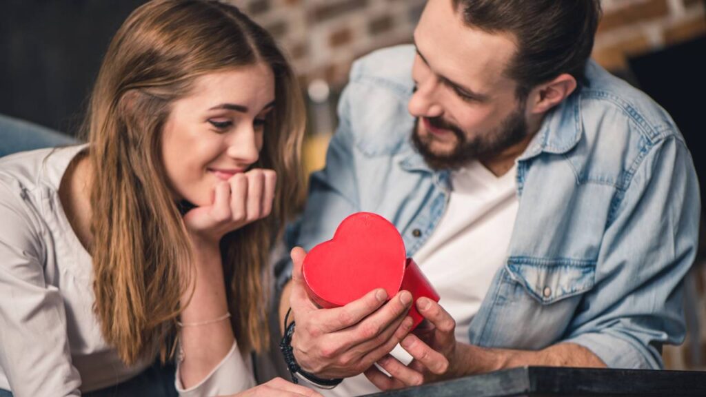 Psicologia investiga fatores que influenciam o apaixonamento e questiona a validade do “amor à primeira vista”
