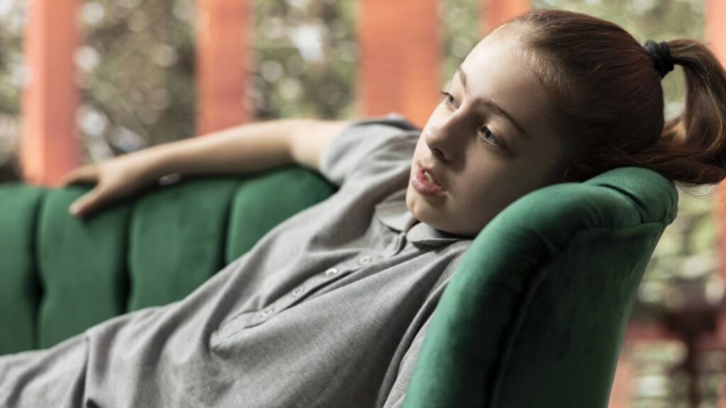 A psicologia afirma que pessoas que cresceram sem receber muitos elogios não só têm dificuldade em lidar com elogios na vida adulta, como também desenvolvem um sistema interno de validação