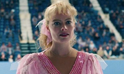 Margot Robbie como Tonya Harding em traje de patinação rosa, com olhar sério.