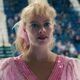 Margot Robbie como Tonya Harding em traje de patinação rosa, com olhar sério.