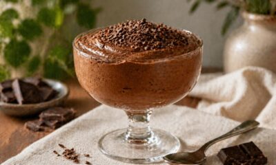 Mousse fácil com 3 ingredientes: sem leite condensado, creme de leite e ovo que fica pronto em minutos