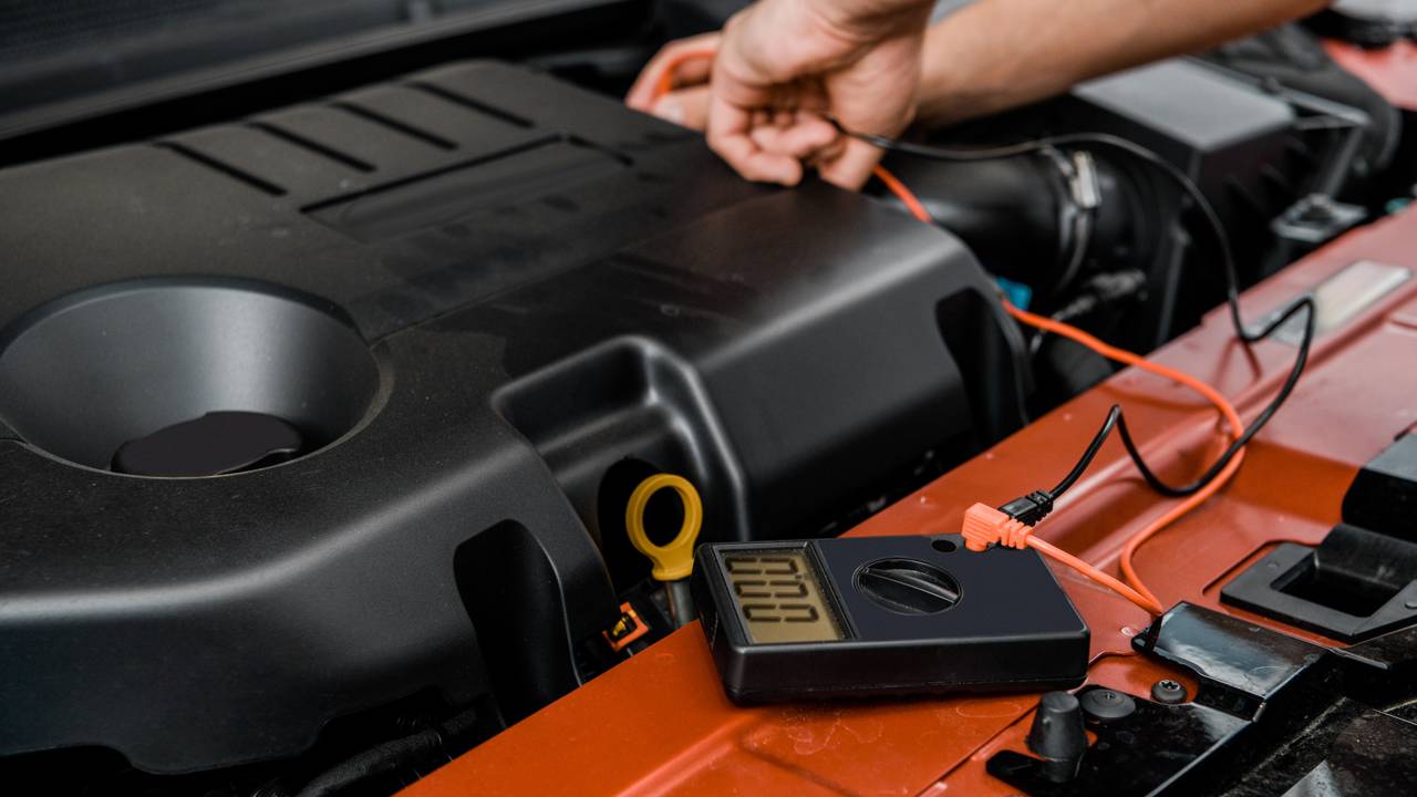 Como testar a bateria do carro em casa sem gastar com equipamentos caros