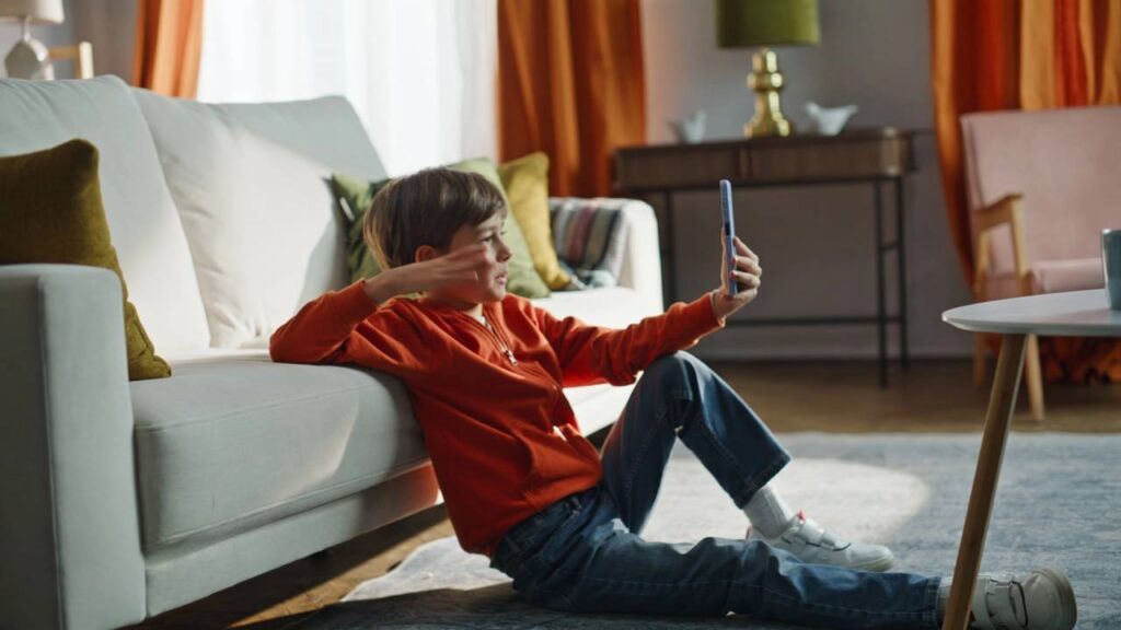 Psicologia aponta que falar sozinho pode funcionar como estratégia cognitiva de preparação para interações sociais