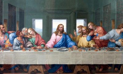 Jesus Cristo e doze discípulos sentados à mesa numa pintura clássica da Última Ceia.