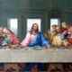 Jesus Cristo e doze discípulos sentados à mesa numa pintura clássica da Última Ceia.