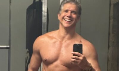 Márcio Garcia sorri, sem camisa, tirando selfie no espelho com celular, exibindo físico musculoso.