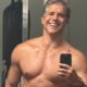 Márcio Garcia sorri, sem camisa, tirando selfie no espelho com celular, exibindo físico musculoso.