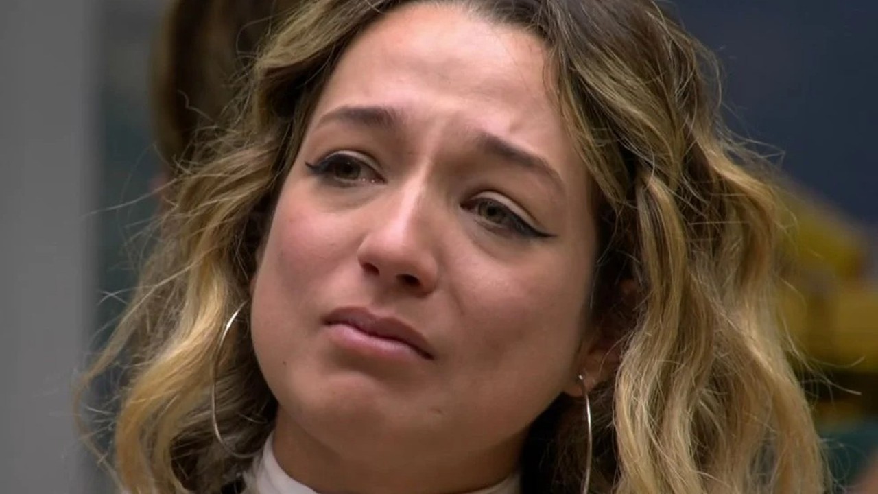 Rosto de Samira do BBB 26 com expressão triste e olhos marejados.