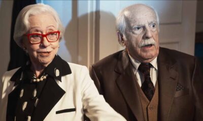 Fernanda Montenegro e Ary Fontoura, idosos, com expressões atentas, em cena do filme.