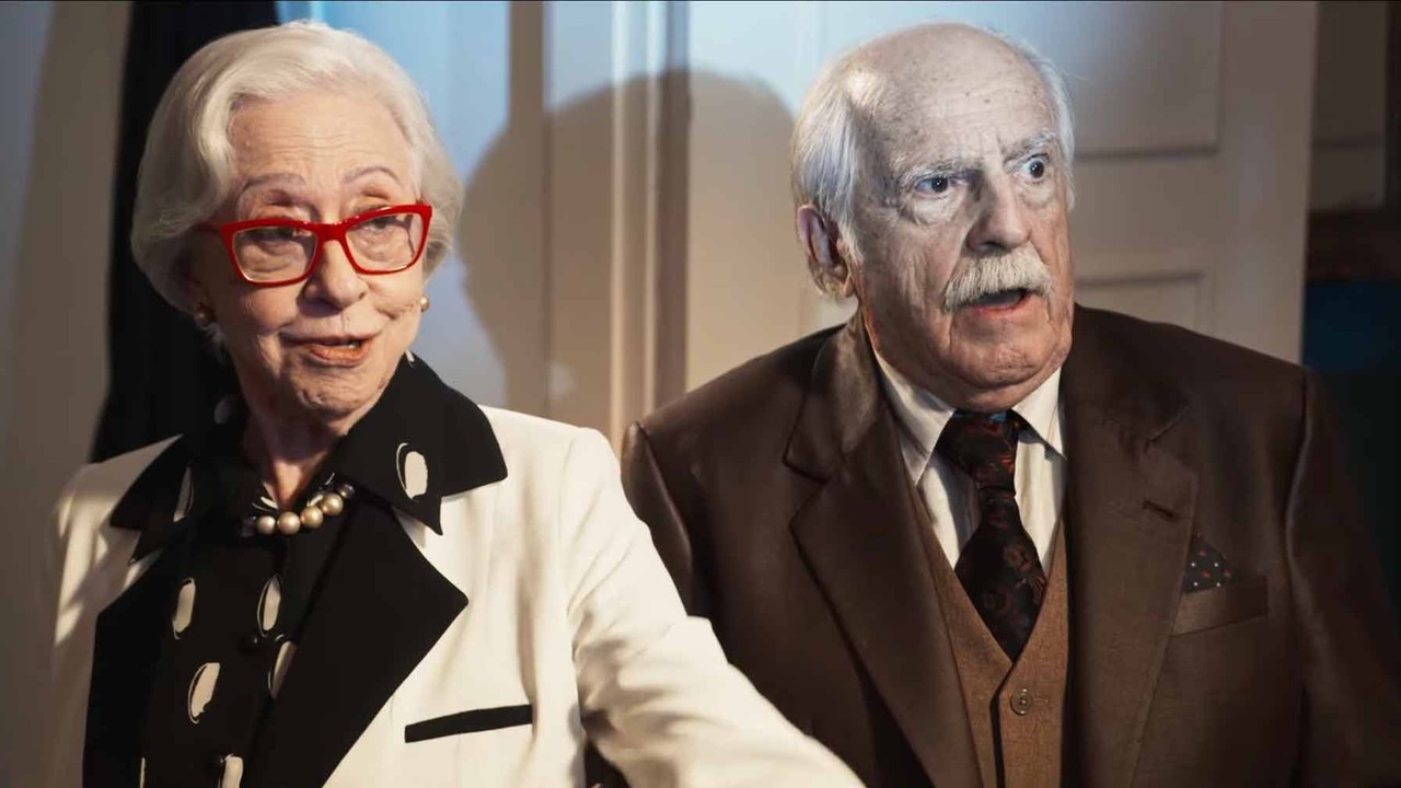 Fernanda Montenegro e Ary Fontoura, idosos, com expressões atentas, em cena do filme.
