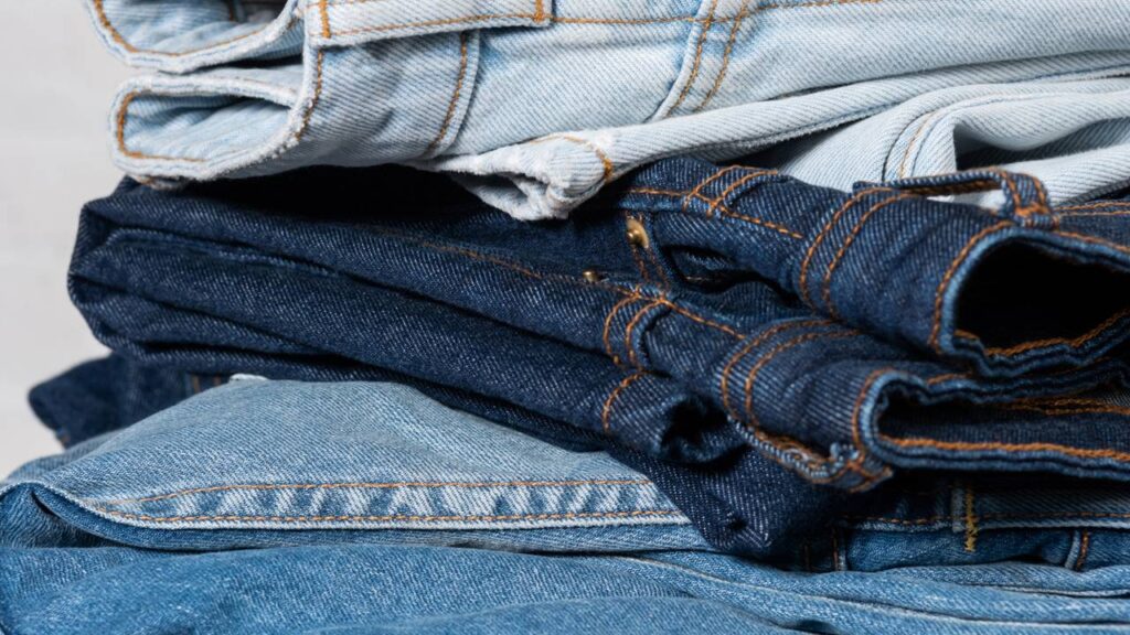 Psicologia explica por que pessoas que empilham roupas na cadeira têm esse comportamento comum