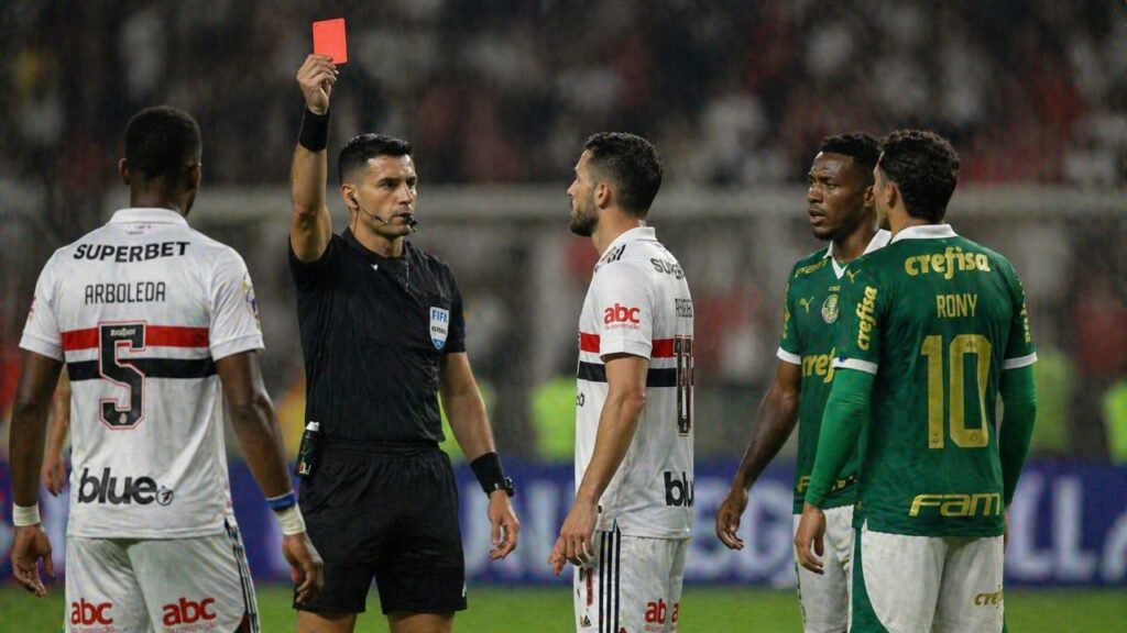 Fatos curiosos do futebol que parecem mentira, mas fazem parte da história do esporte