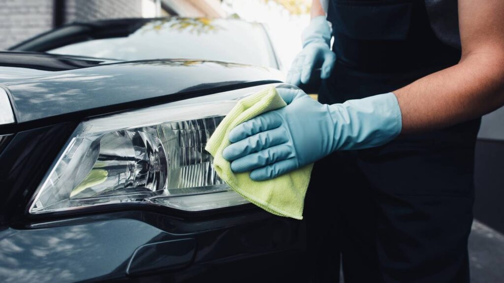 Faróis amarelados reduzem iluminação em até 30% e podem ser restaurados com técnicas simples e econômicas