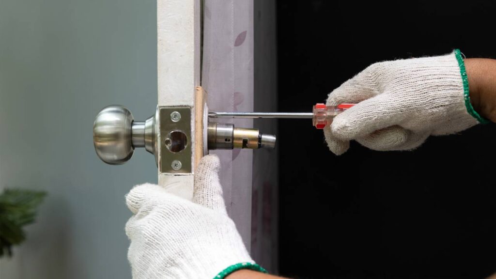 Ajustes simples podem resolver porta de madeira que não fecha corretamente