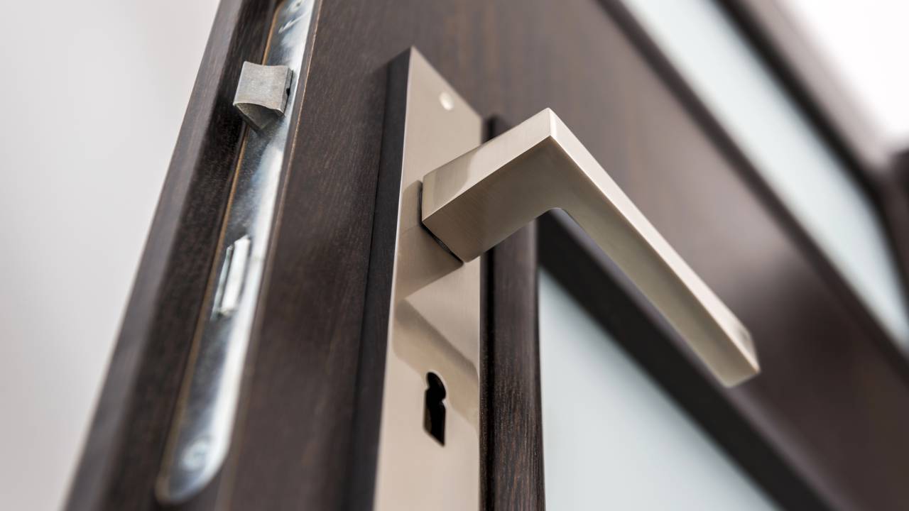 Ajustes simples podem resolver porta de madeira que não fecha corretamente