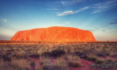 Uluru: o gigantesco monólito do coração da Austrália que une natureza imponente e significado cultural