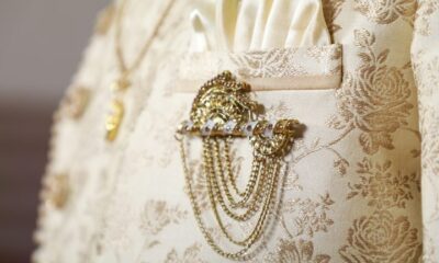 Bregas ou elegantes? Broches voltam à moda e ganham destaque nas passarelas