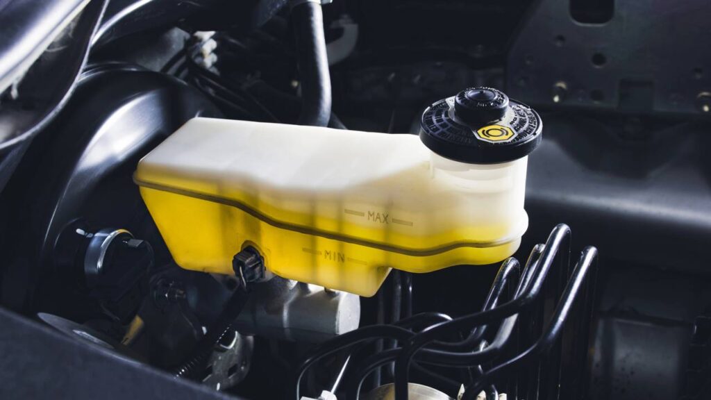 Erro comum no freio pode esconder desgaste ou vazamento do fluido