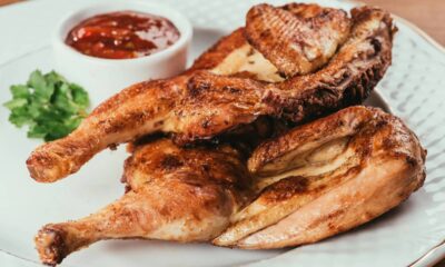 Deixe o seu frango mais suculento e sem cheiro ruim com essa técnica simples de salmoura