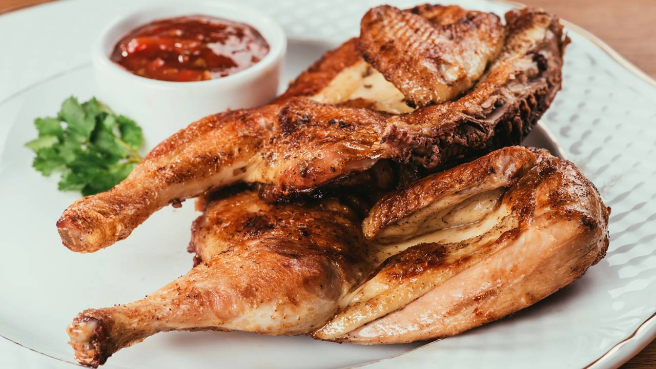 Deixe o seu frango mais suculento e sem cheiro ruim com essa técnica simples de salmoura