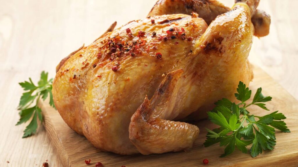 Deixe o seu frango mais suculento e sem cheiro ruim com essa técnica simples de salmoura