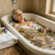 Como o banho aromático com ervas ajuda idosos a alcançarem um relaxamento profundo e real