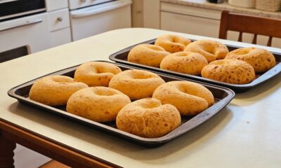 Coloque polvilho, queijo e ovos na tigela e faça um biscoito de queijo caseiro pronto rapidinho