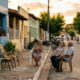 Conversar com vizinhos sem pressa era comum e deixava a rotina da rua muito mais viva