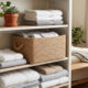2 ideias com caixas de papelão e recicláveis que ajudam a organizar a casa com charme