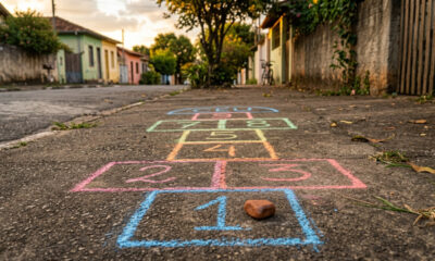 Amarelinha e passa anel eram brincadeiras simples que ensinavam a esperar e dividir