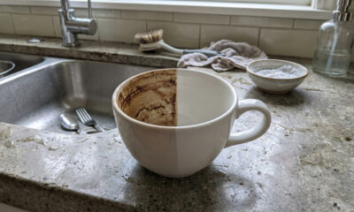 O jeito mais fácil de tirar manchas de chá e café da caneca com ingredientes que você usa todo dia