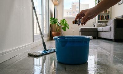 Adiciono 2 gotas à água de limpeza do chão: a casa fica com cheiro de hotel 5 estrelas por três dias e a poeira se acumula muito mais lentamente