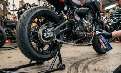 Lubrificar a corrente da moto do jeito errado pode causar desgaste acelerado