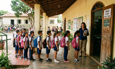 Fila antes de entrar na sala era um costume simples que marcou a infância na escola