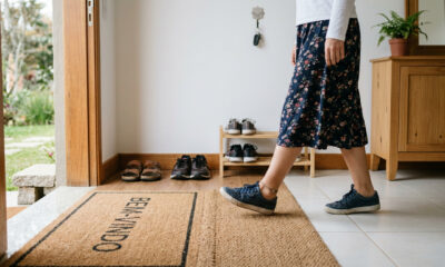 “Em casa, não tiramos os sapatos”: especialista em higiene explica o motivo
