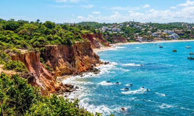 Pequena cidade litorânea a 80 km da capital mistura praias preservadas, vida tranquila e refúgio de quem busca paz