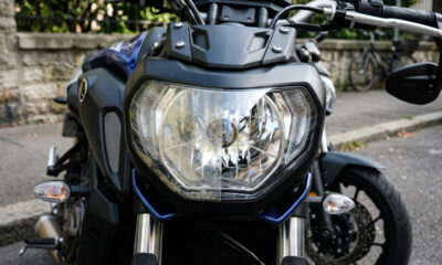 Farol riscado de moto pode ser recuperado com lixamento e polimento técnico