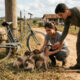 Ciclista encontra filhotes abandonados na estrada e recusa deixá-los para trás
