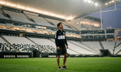 Lateral do Barcelona se aproxima do Corinthians após visita ao estádio e despertou interesse da torcida