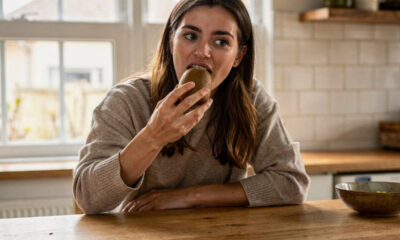 Ri quando vi minha amiga comer kiwi com casca, mas depois descobri por que tanta gente faz isso