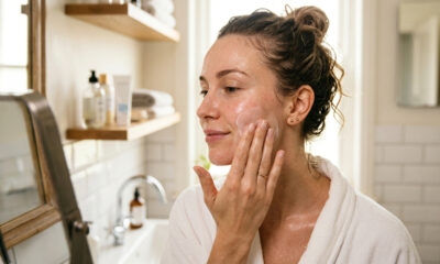 Como ter uma pele radiante o dia todo com este ritual de hidratação matinal após o banho