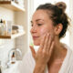 Como ter uma pele radiante o dia todo com este ritual de hidratação matinal após o banho