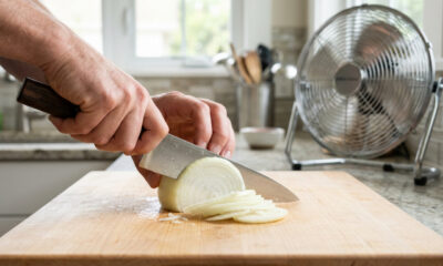 O truque simples antes de cortar cebola que pode reduzir lágrimas e ardência nos olhos