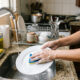O que significa lavar a louça enquanto cozinha, segundo a psicologia